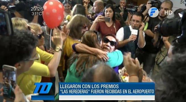 Multitud recibió a actrices de Las Herederas