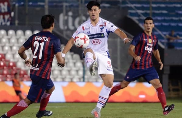 El campeón cae en su debut ante Nacional