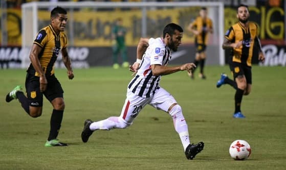 Libertad triunfa en un incidentado partido