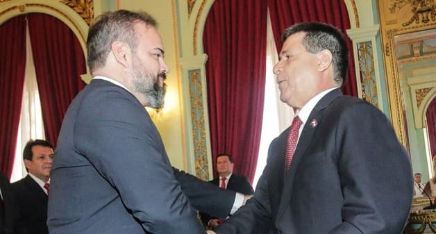 Nuevo ministro esquiva preguntas y habla sobre familiares en el Estado