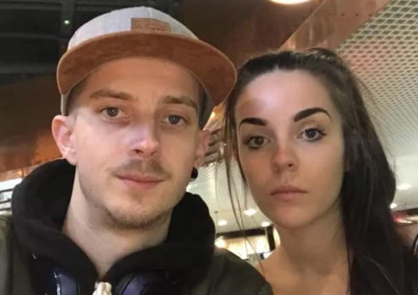 Mujer fue expulsada de avión por padecer dolores menstruales