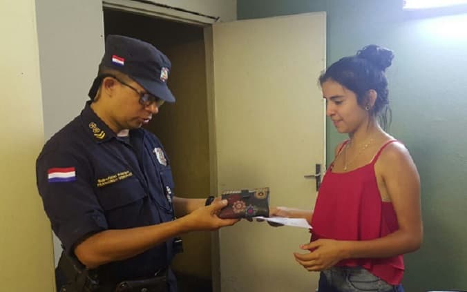 Policía devuelve billetera con importante suma de dinero