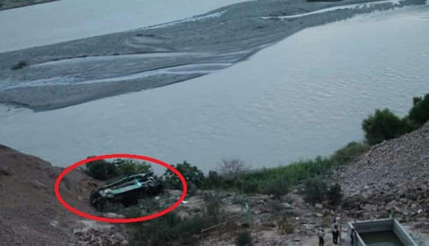 Bus cae al abismo y deja al menos 30 muertos