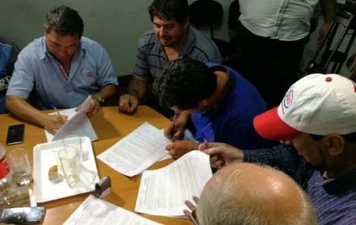 Camioneros logran acuerdo y levantan paro