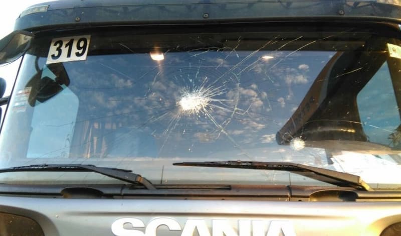 Conductor es golpeado por manifestantes que se oponen a bitrenes