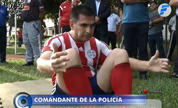 Comandante da lección a aspirantes cumpliendo pruebas físicas