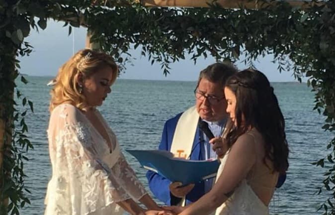 Profesora fue despedida luego de casarse con su novia