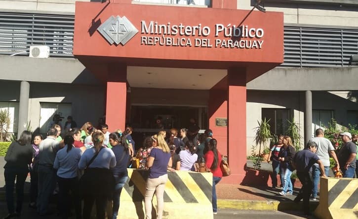 Docentes y funcionarios de Salud reclaman acción de la Fiscalía ante estafas
