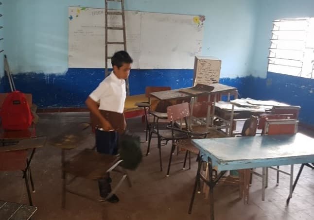 Estudiantes vuelven a clases con aulas paupérrimas
