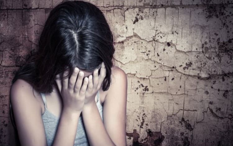 Fiscalía acusa a un hombre por violar a su hija