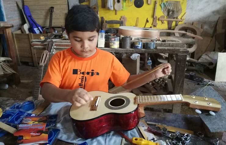 Niños fabrican su propio ukelele artesanal