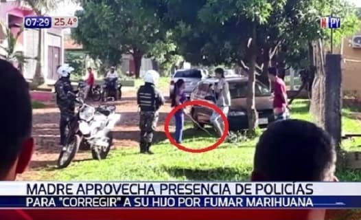Madre golpea a su hijo por fumar marihuana