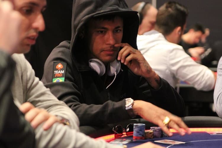 Tragos y barajas en fiesta de Neymar