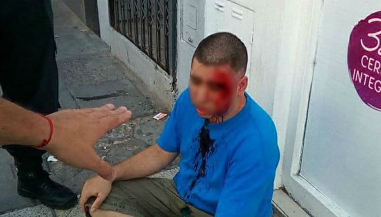 Se hizo pasar por su hija de 11 años y golpeó a su acosador