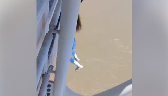 Dramático: Suicida quedó colgada del Puente de la Amistad