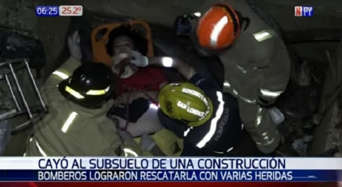 Mujer cayó al subsuelo de una construcción abandonada