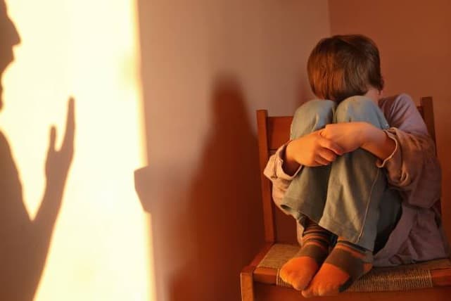 Mujer es condenada a prisión por maltratar a su hijo