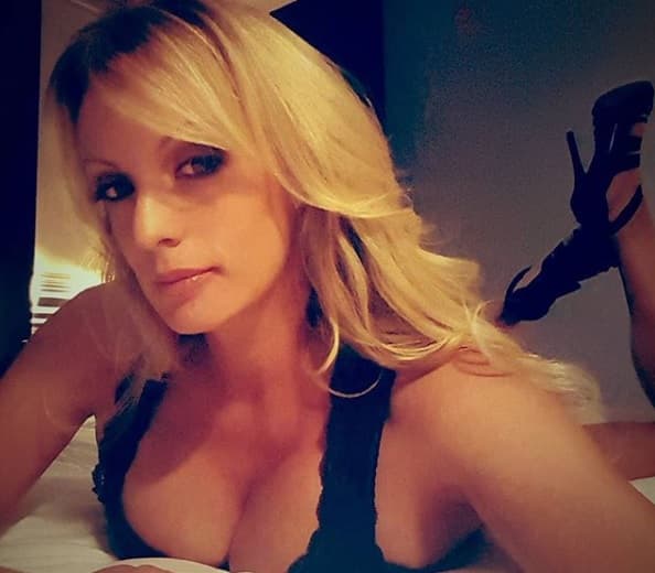 Abogado de Trump admite haber entregado dinero a actriz porno