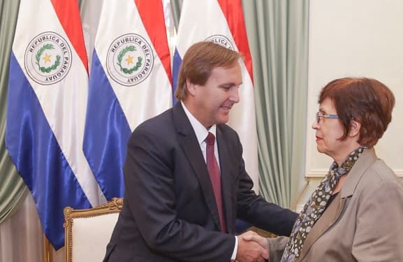 Tratan de ignorante a Cartes por no entregar Premio Nacional de Literatura