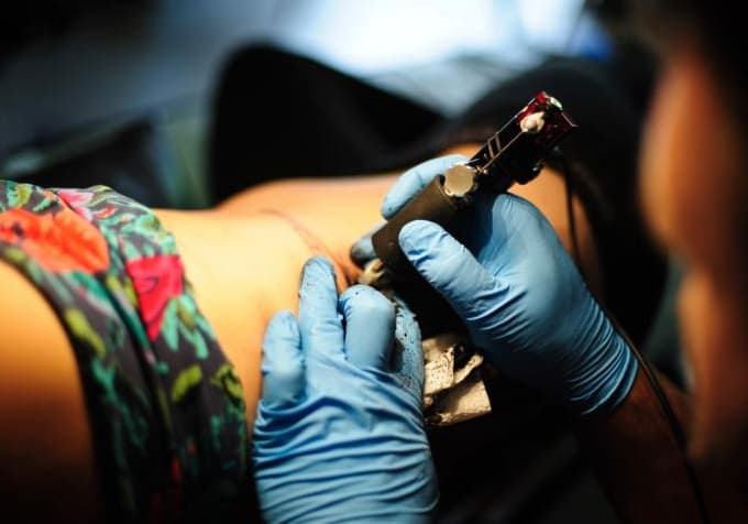 Ofrecían tatuajes gratis para abusar de niñas