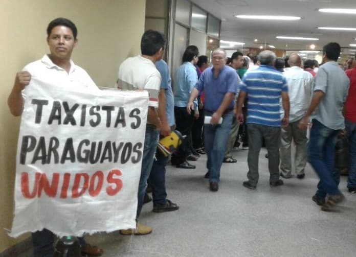 Taxistas anuncian movilización en contra de Uber