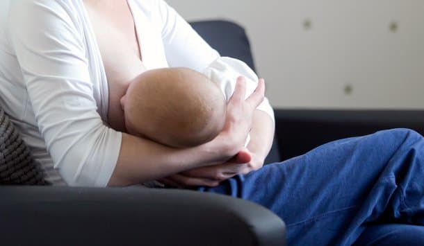 Transgénero logró amamantar a su bebé