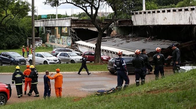 Viaducto cede y aplasta automóviles