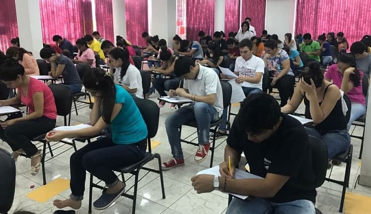 Alta deserción de universitarios por falta de apoyo y recursos