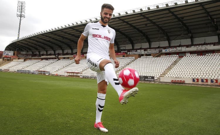 Futbolista cae del tercer piso y está internado