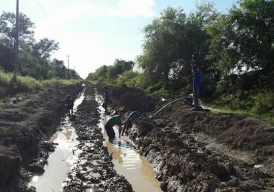 Jóvenes del Chaco reparan caminos ante desidia del Estado