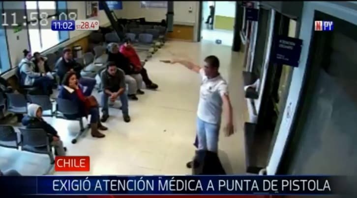 Hombre exige atención médica a punta de arma de fuego