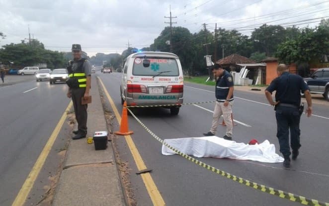 Automovilista arrolla y mata a peatón sobre Acceso Sur