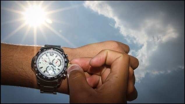 La hora se atrasa desde este domingo por decreto presidencial