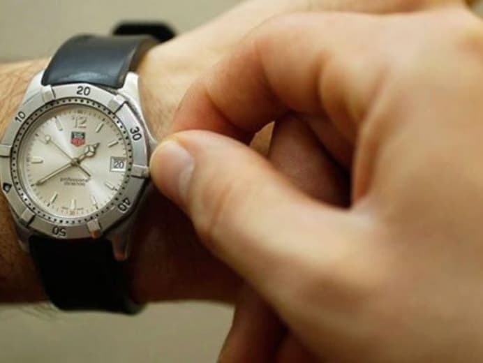 El 25 de marzo se atrasan los relojes