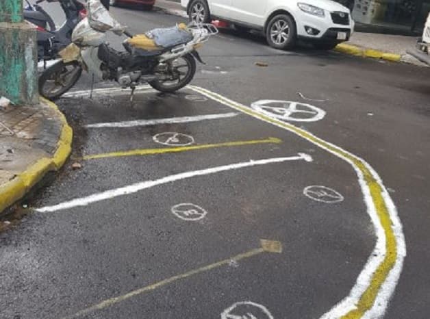 Cuidacoches pintan calles para cobrar por estacionar