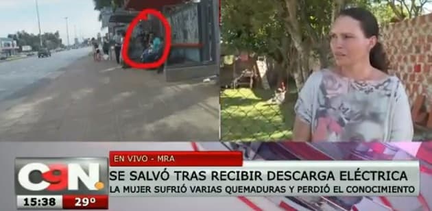 Joven sufre descarga eléctrica en parada de buses