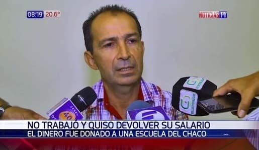 Funcionario público es ejemplo y dona salario que no merecía