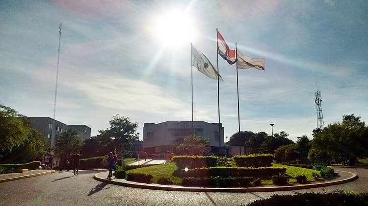 Personal de limpieza del Hospital de Itauguá denuncia falta de pagos