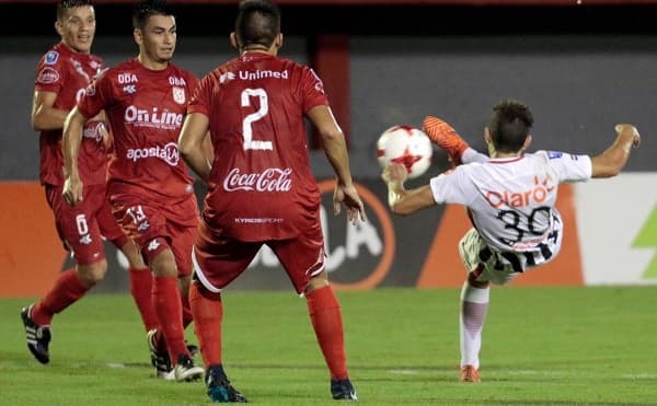 Libertad golea y es único escolta