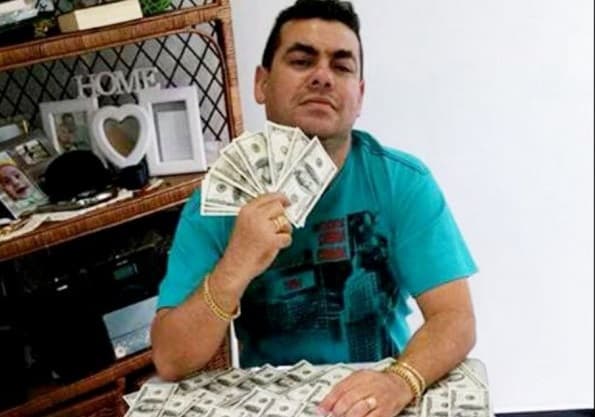 Acribillan al "Millonario del WhatsApp" y familiares se llevan sus pertenencias