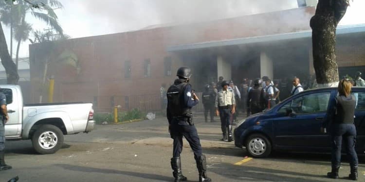 Más de 70 personas mueren tras motín en una cárcel