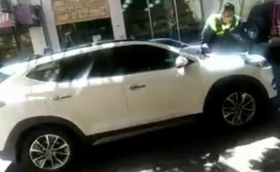 Conductor se lleva sobre el capó a agente de PMT