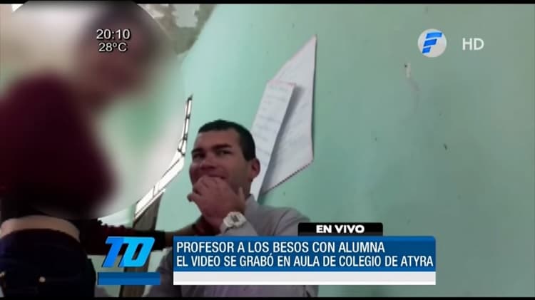 Docente fue grabado besando a su alumna