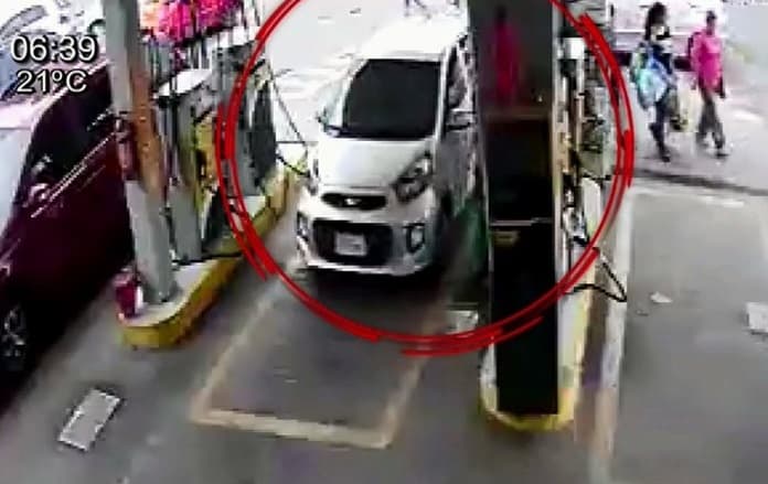 Video detalla cómo joven recibió tarjeta en estación de servicio