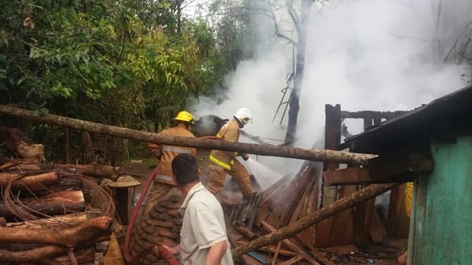 Fuego del “tatakua” causa incendio en vivienda