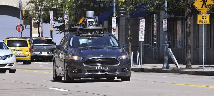 Video muestra cómo vehículo sin conductor atropella a mujer