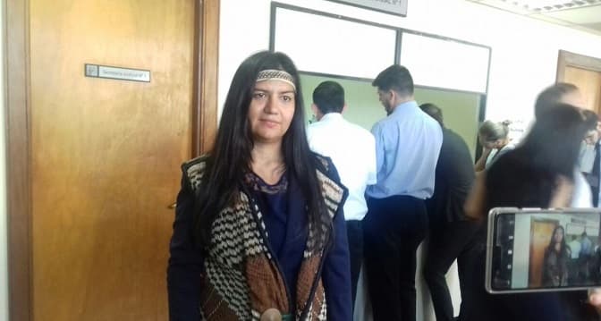 La primera nativa abogada recibe su título