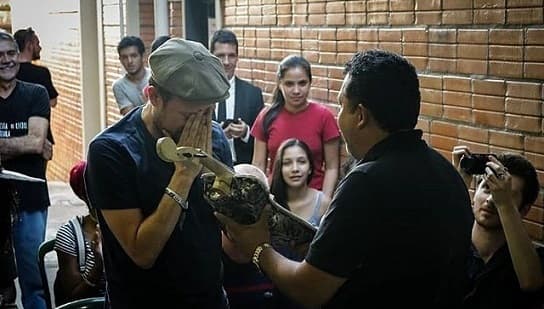 Líder de Gorillaz recibe emocionado un violín reciclado