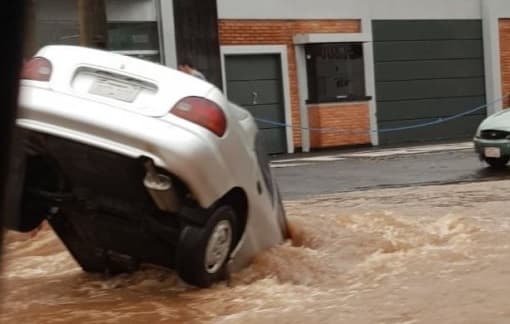 Automóvil arrastrado por raudal quedó atascado en plena avenida