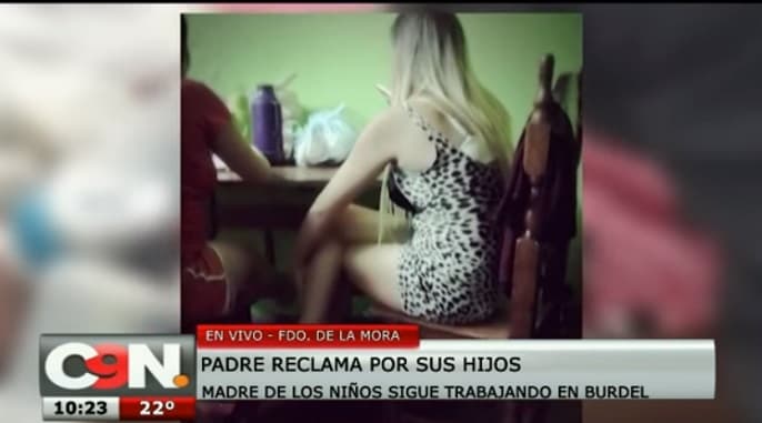 Hombre reclama tenencia de sus hijos tras descubrir que su mujer trabaja en burdel